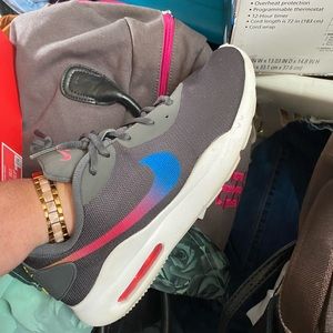 Women size 11 , wore couple times around house .. look new